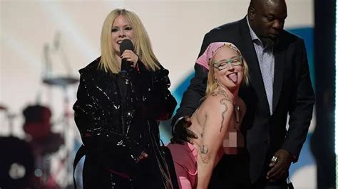 avril lavigne tits|Avril Lavigne tells topless protester to get off stage